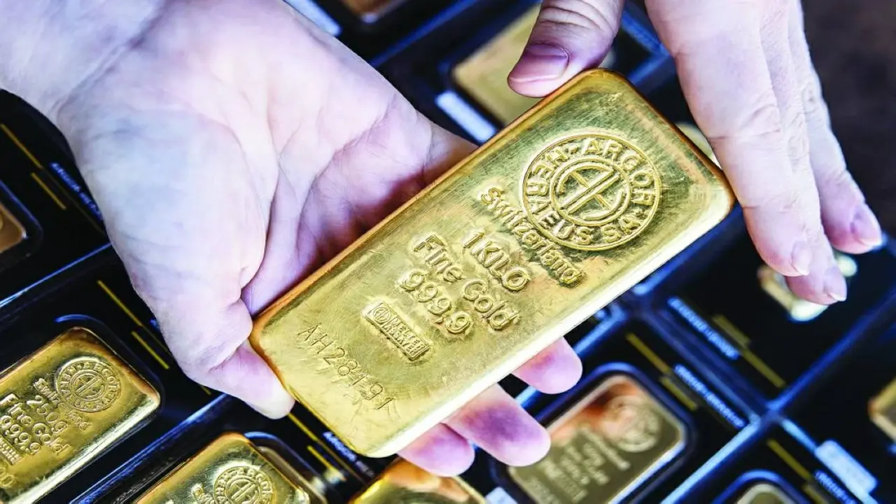الذهب يتراجع بنسبة 2.6% بينما الفضة تحقق قفزة بنسبة 1%